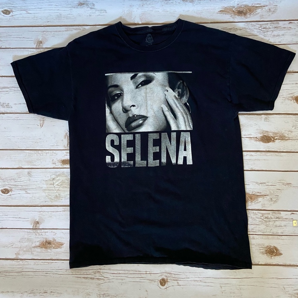 Selena graphic tee